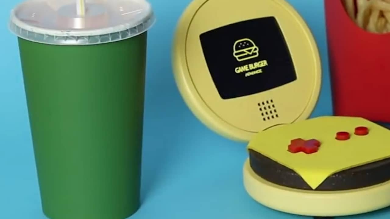 Beeld uit video: Kunstenaar maakt Nintendo-console in vorm van cheeseburger