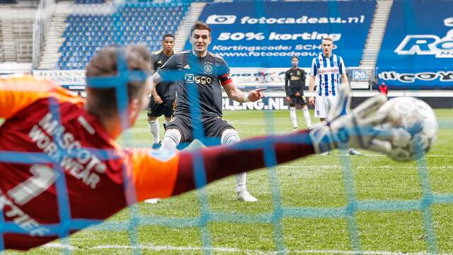 Dusan Tadic benut een strafschop, maar Erwin Mulder zit er nog met zijn vingertoppen aan.
