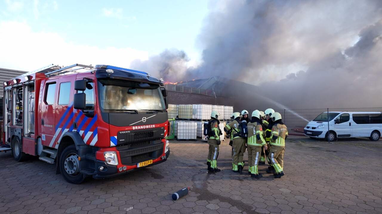 Beeld uit video: Brandweer bestrijdt vlammenzee in woning Werkendam