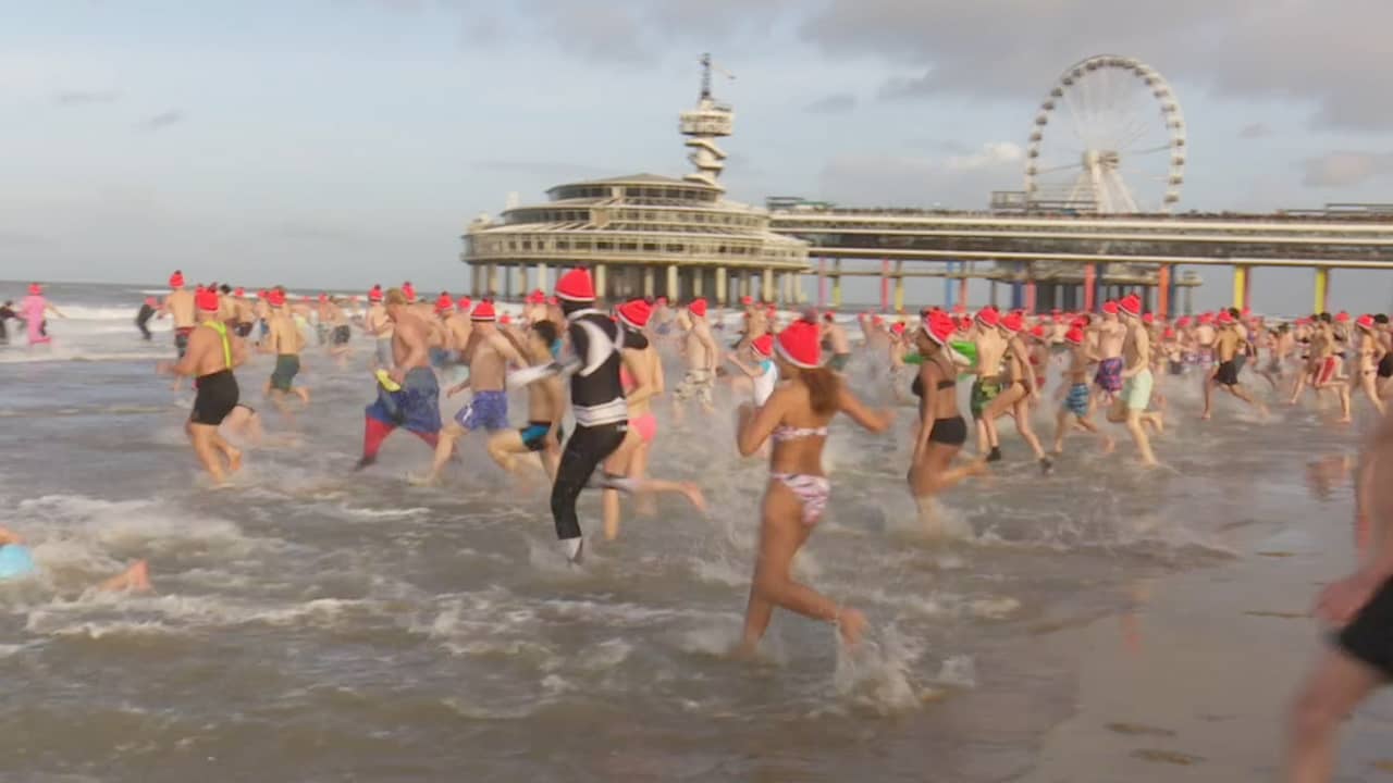 Beeld uit video: Duizenden mensen rennen zee in voor nieuwjaarsduik Scheveningen