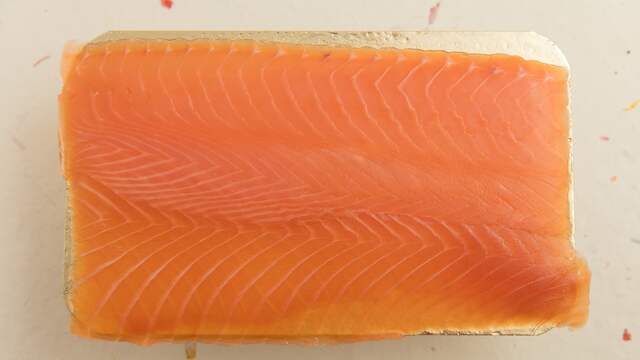 Gerookte zalm is vaak verpakt met een goudkleurig bordje.