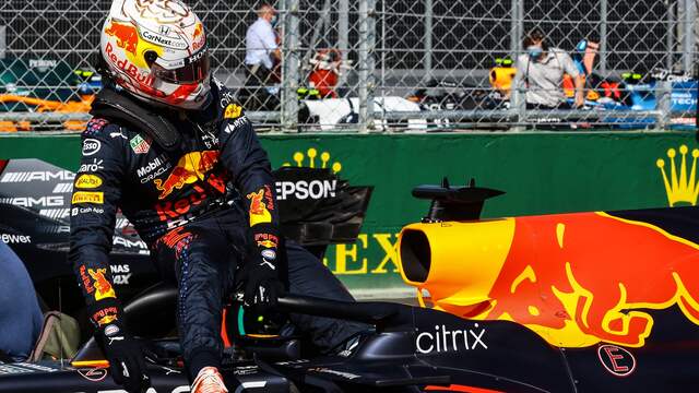 Max Verstappen stapt teleurgesteld uit zijn auto na zijn derde plaats in de kwalificatie voor de Grand Prix van Hongarije.