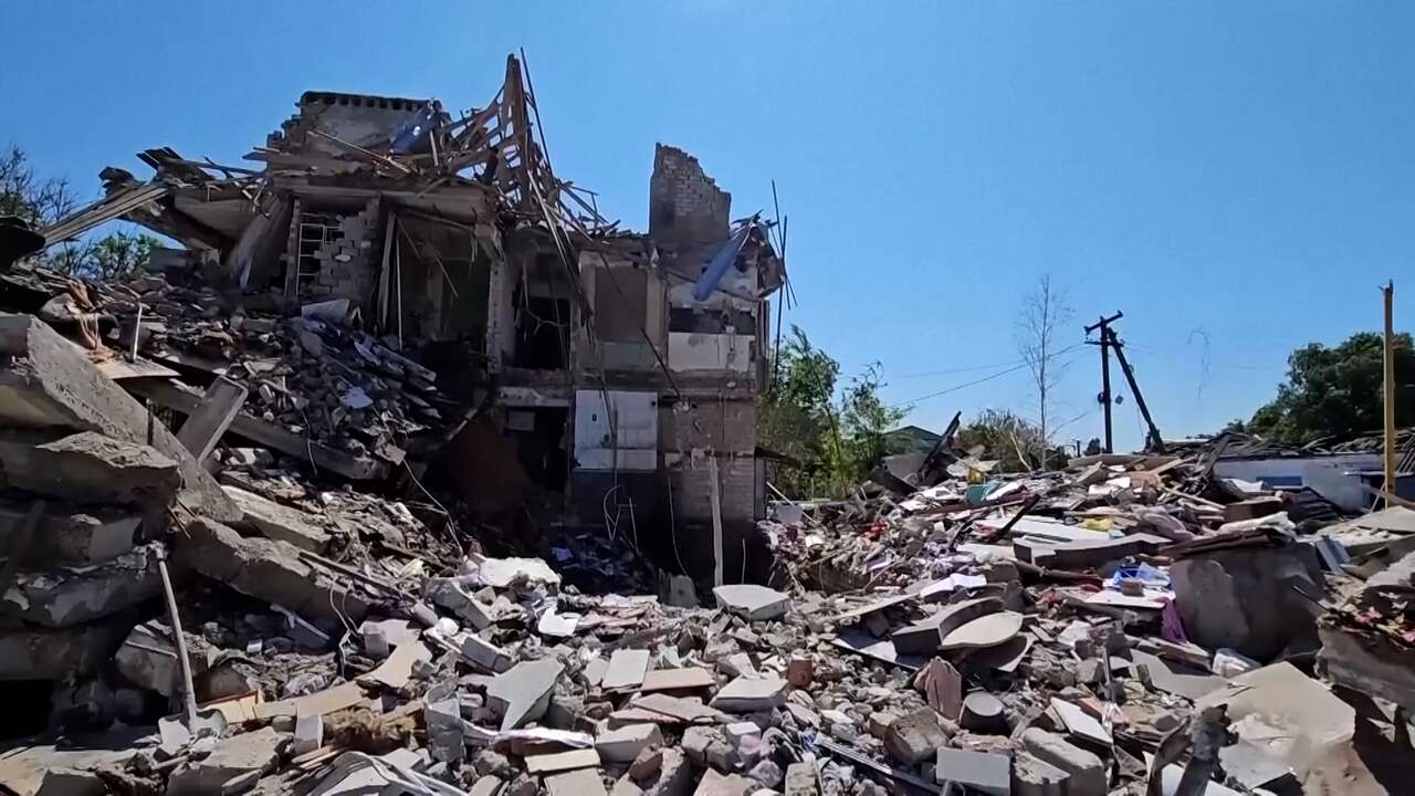 Beeld uit video: Woonwijk in Oekraïense stad Pidhorodne in puin na Russische luchtaanval