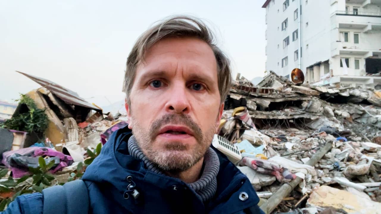 Beeld uit video: Turkse stad Hatay in puin: 'Appartementen stortten als een kaarthuis in'