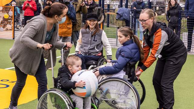 Trotser kun je me niet maken, mijn eigen Cruyff Court in gebruik door revalidanten", zei Bibian Mentel.