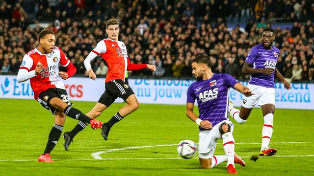 Cyriel Dessers schiet de 1-0 binnen tegen AZ.