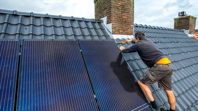 Mits het veilig kan, kun je zonnepanelen het best zelf schoonmaken, om kosten te besparen.