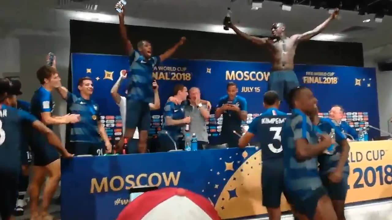 Beeld uit video: Franse spelers bestormen persconferentie na WK-winst