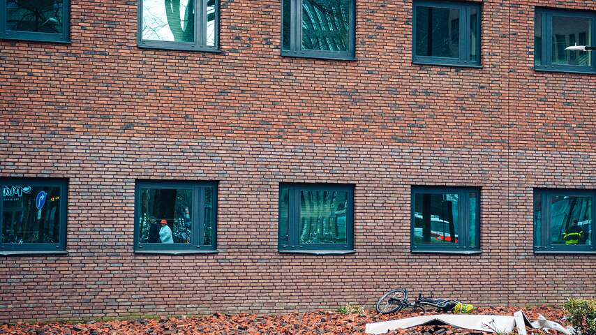 Gevel stort van kantoor in Tilburg, voorbijganger gewond