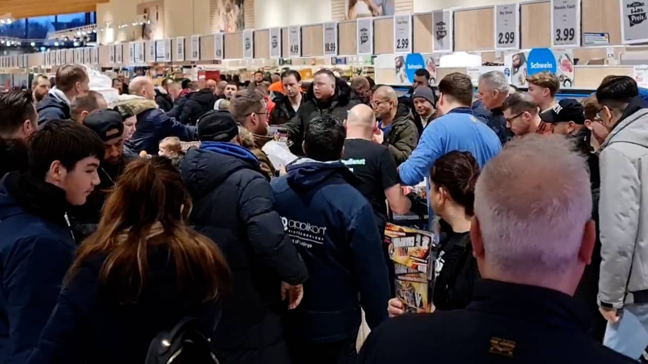 Beeld uit video: Nederlanders massaal in de rij voor Duits vuurwerk