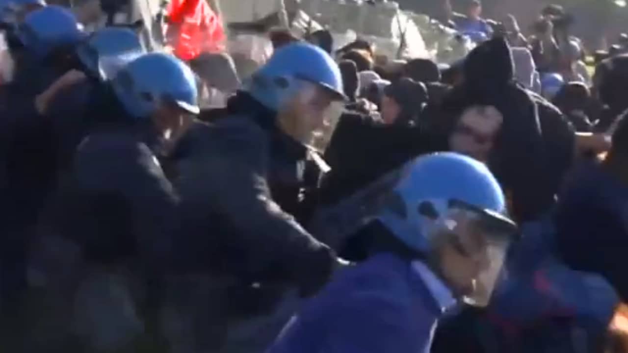 Beeld uit video: Demonstranten raken slaags in de buurt van G7-overleg in Italië