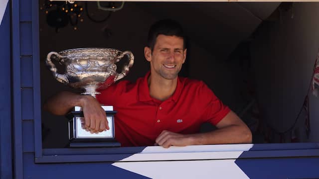 Novak Djokovic won de Australian Open vorig jaar, maar bij een eventuele vaccinatieplicht is het onzeker of de Serviër zijn titel komt verdedigen.