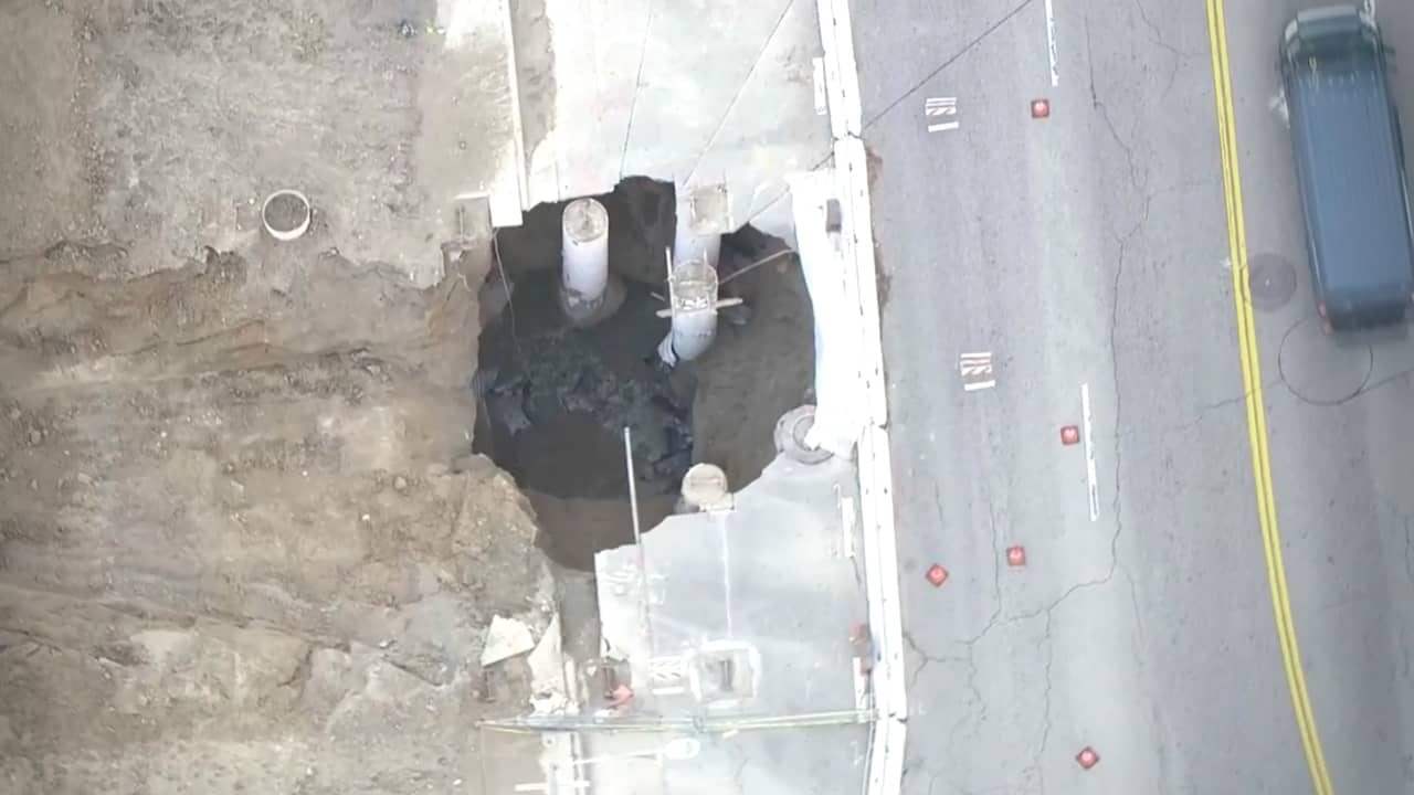 Beeld uit video: Drone filmt enorm zinkgat in snelweg bij Los Angeles