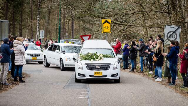Langs de route van de rouwstoet verzamelden zich honderden mensen om afscheid te nemen.