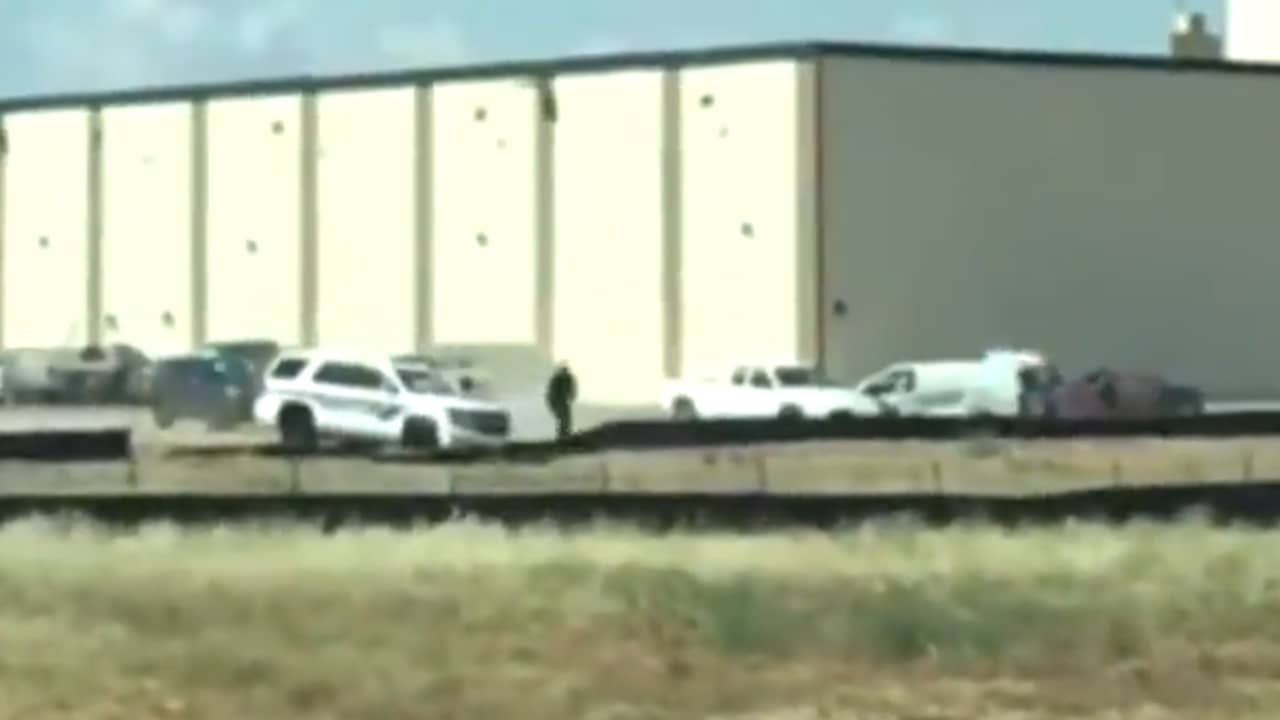 Automobilist filmt hoe politie verdachte schietpartij Texas insluit