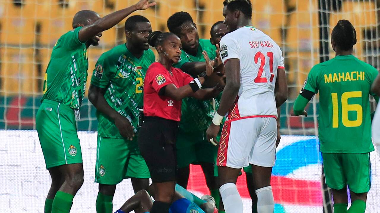 Salima Mukansanga sust een opstootje tussen spelers van Zimbabwe en Guinee.