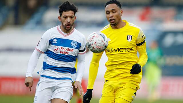 Kenny Tete (r) speelde zijn eerste duel voor Fulham sinds september.