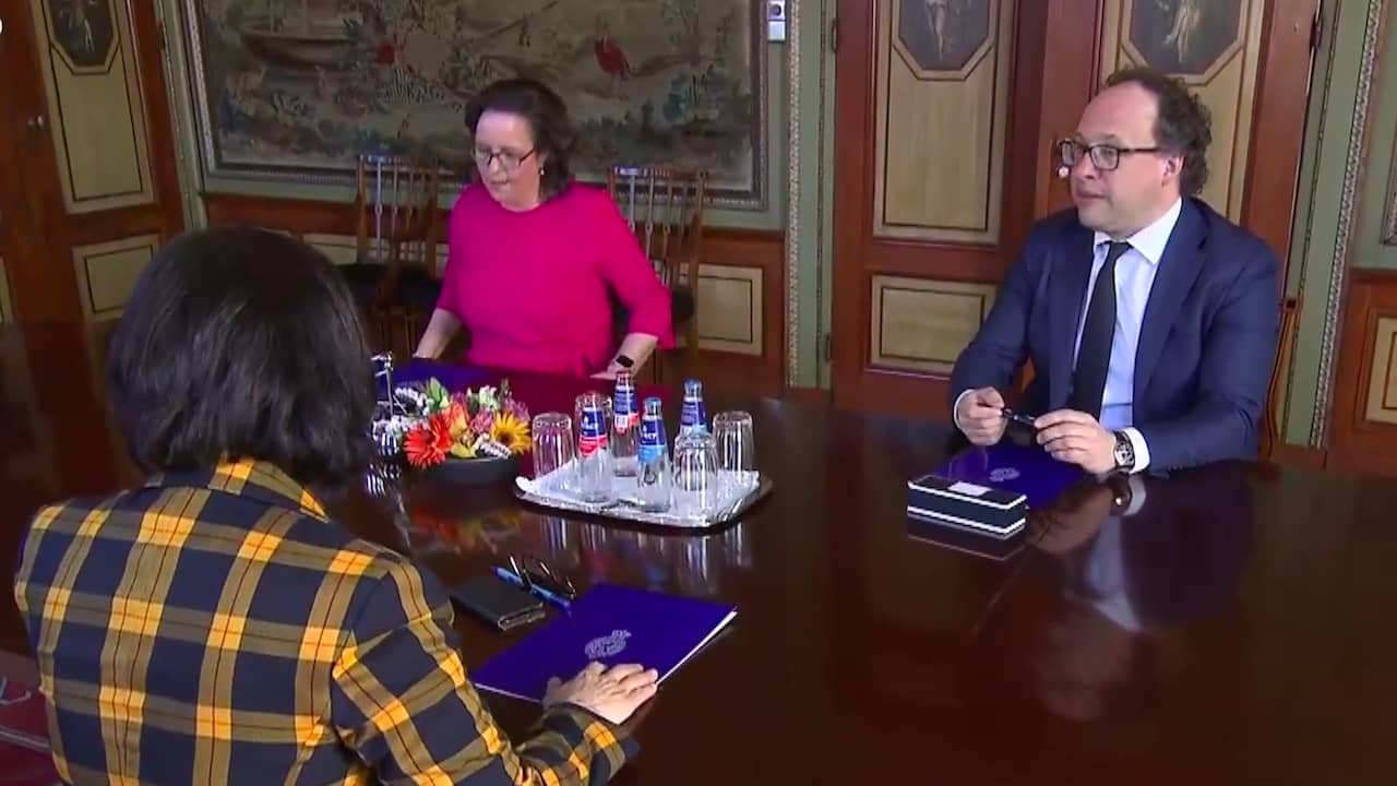 Beeld uit video: Arib ontvangt nieuwe verkenners Van Ark en Koolmees