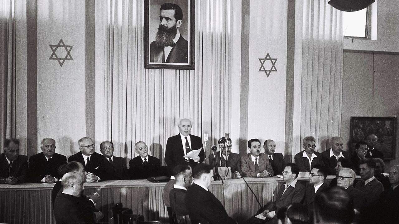 Premier David Ben-Gurion roept op 14 mei 1948 de staat Israël uit.