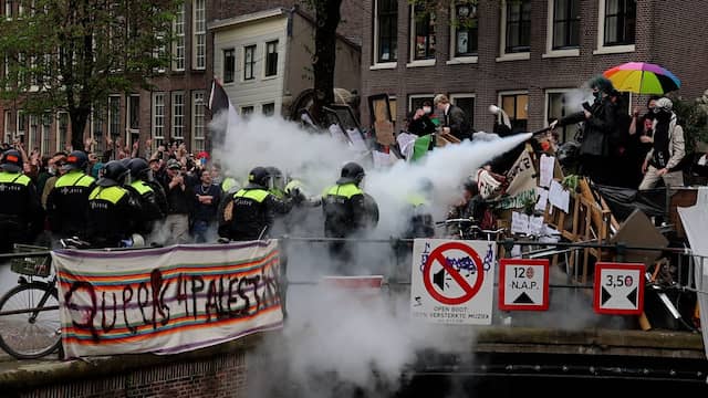 图片来自视频：驱逐开始时，示威者向警察喷洒消防泡沫