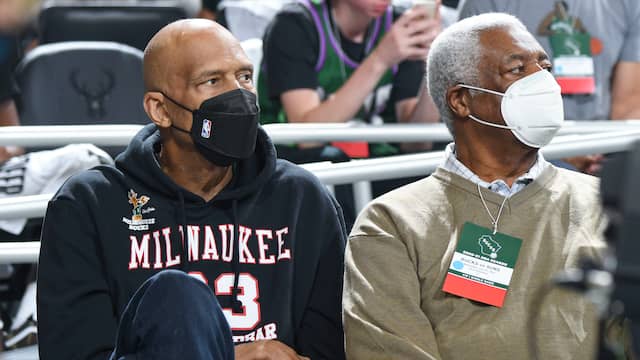 Basketbalicoon Kareem Abdul-Jabbar (links) als toeschouwer bij een NBA-duel.