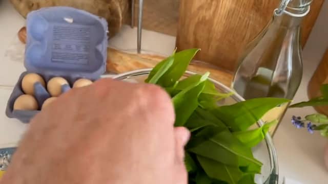 Beeld uit video: Richard Groenendijk deelt recept daslookpesto