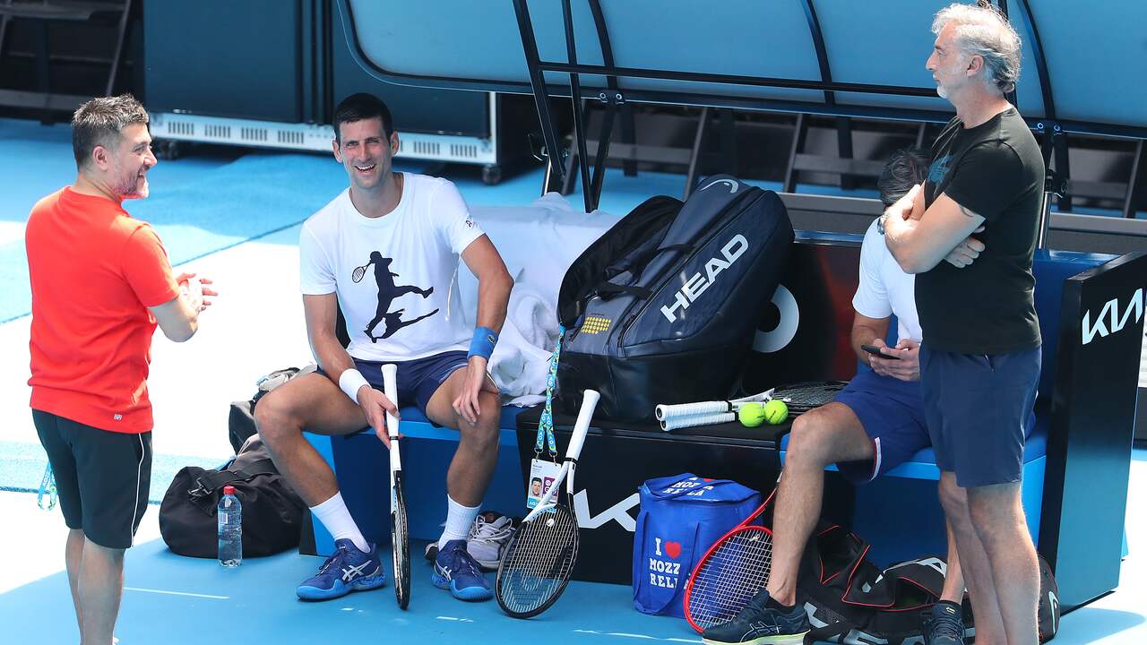 Djokovic maakte een ontspannen indruk en besprak de training na met zijn team.
