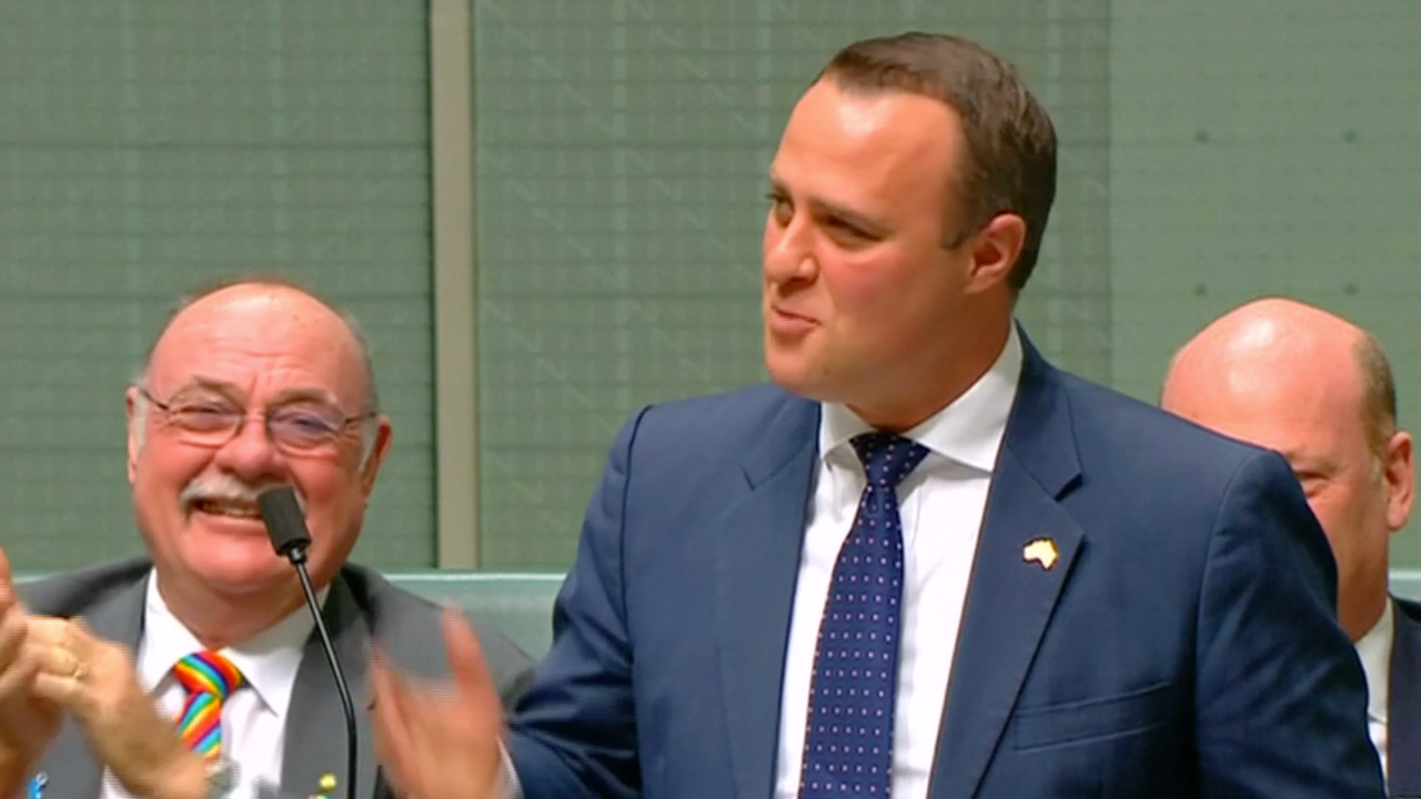 Beeld uit video: Australische parlementariër vraagt vriend ten huwelijk tijdens debat homohuwelijk