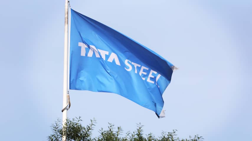 Werknemers Tata Steel IJmuiden leggen het werk neer