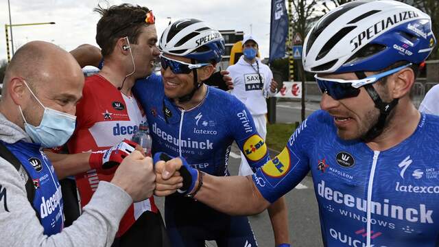 Deceuninck-Quick-Step viert de zege van Kasper Asgreen (tweede van links).