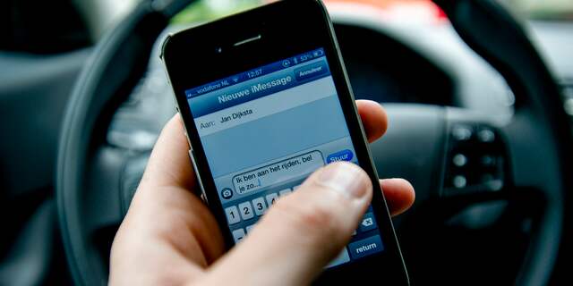 Flinke buit: politie Midden-Nederland deelt 240 bekeuringen uit voor gebruik mobiel in de auto