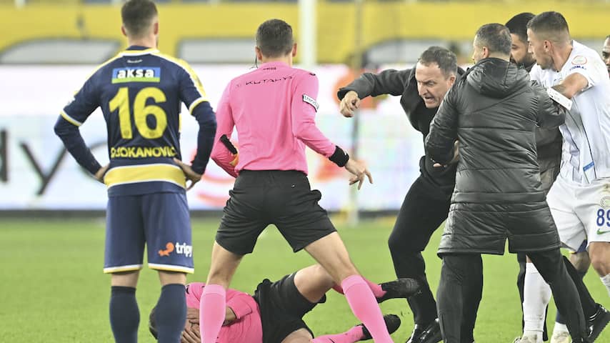 Bizar incident in Turks voetbal: woedende voorzitter slaat scheidsrechter neer