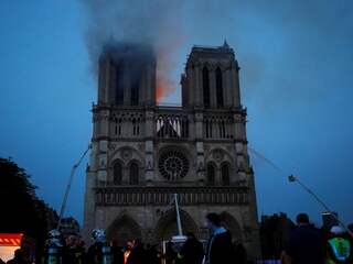 Franse president Macron: 'Notre-Dame in Parijs wordt herbouwd'