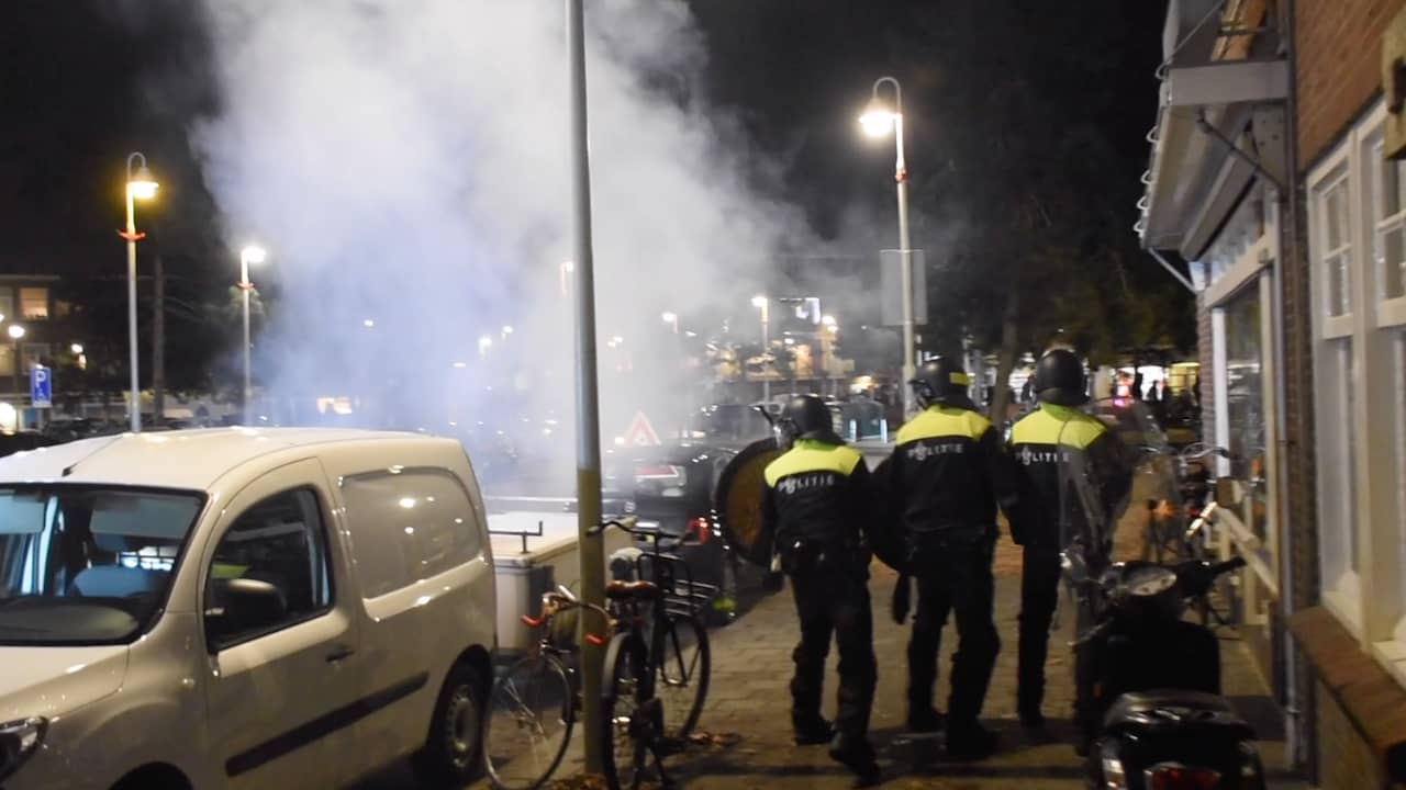 Beeld uit video: Politie deinst terug voor vuurwerk in Haagse wijk Duindorp