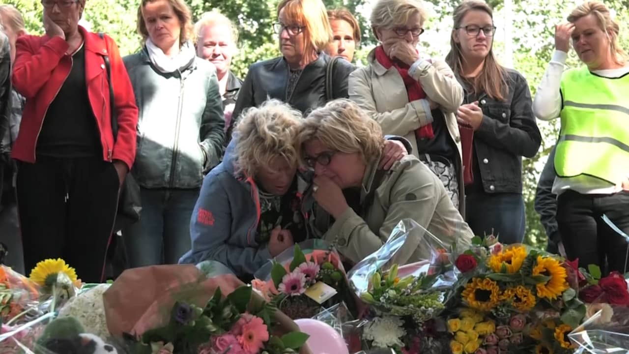 Beeld uit video: Leraren emotioneel bij herdenking overleden kinderen Oss