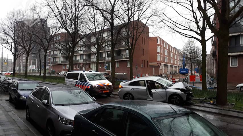 Auto Botst Tegen Boom Claes De Vrieselaan Na Politie-achtervolging ...