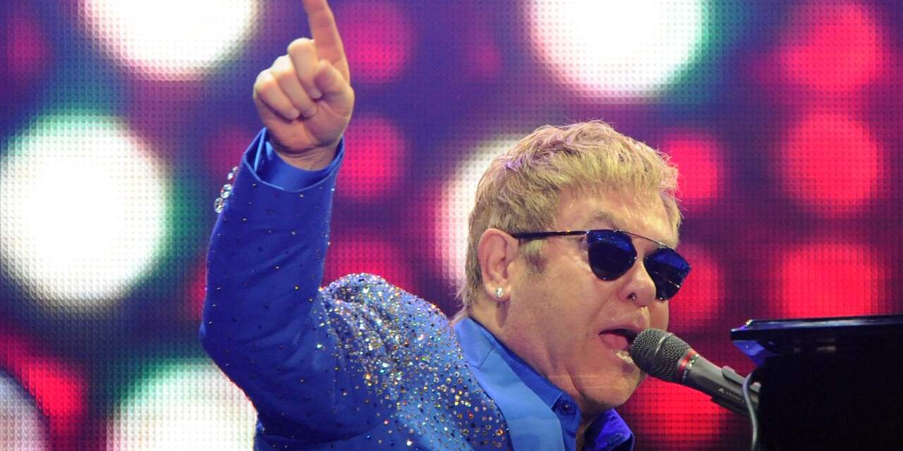 Elton John geeft verrassingsoptreden op Londens station