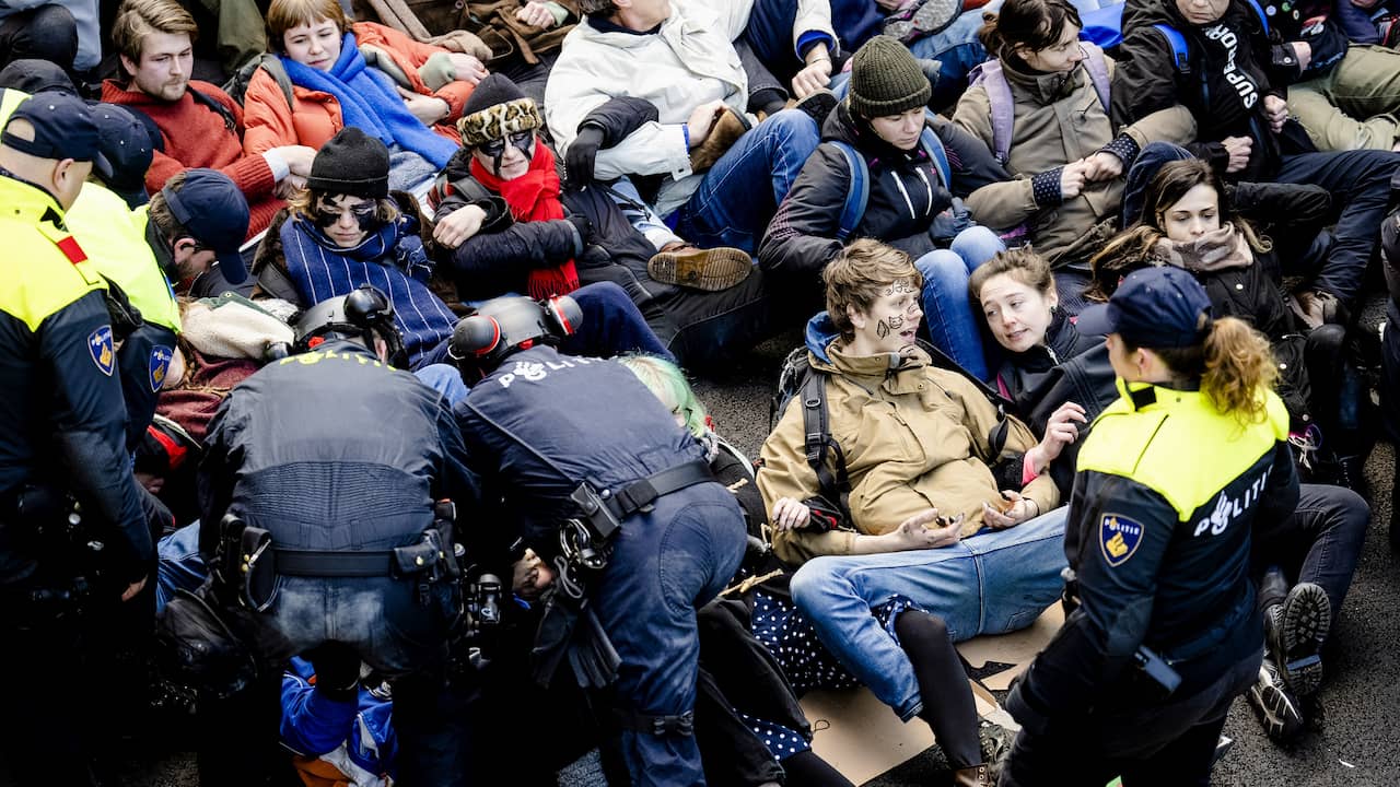 Beeld uit video: Honderden klimaatactivisten blokkeren A12 in Den Haag