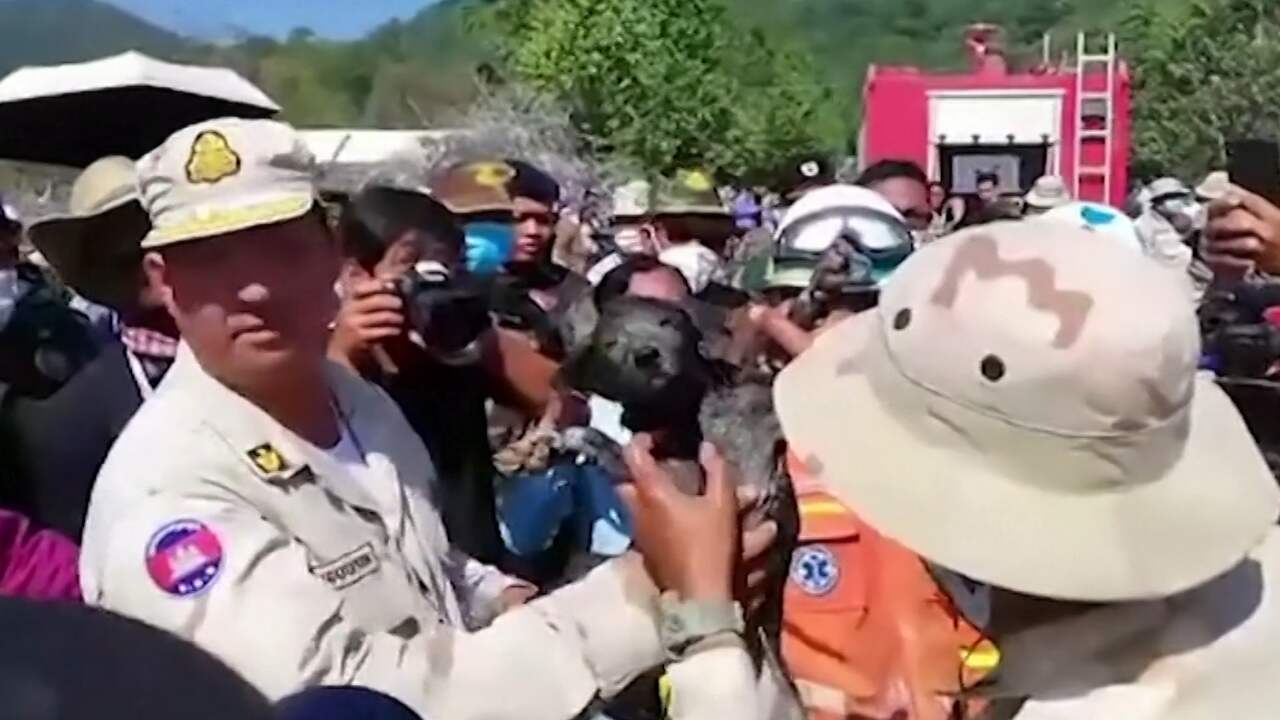 Puppy levend onder puin vandaan gehaald in Cambodja
