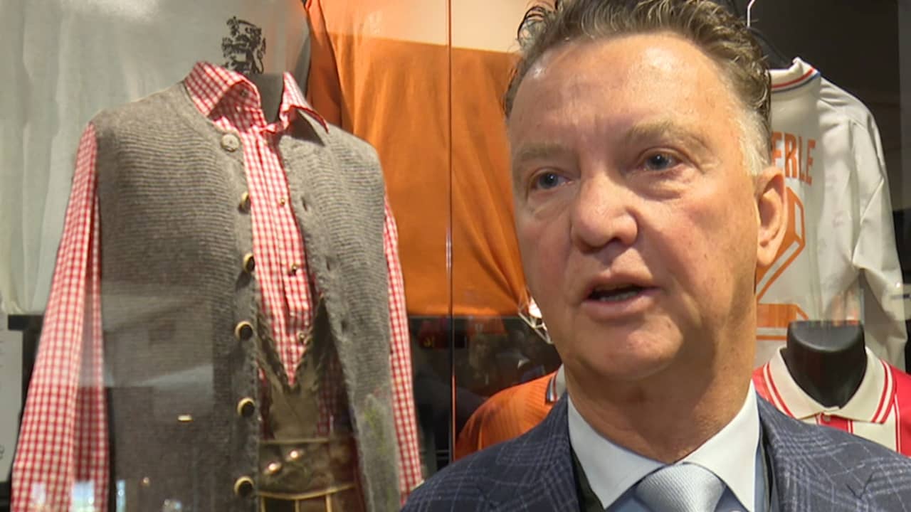 Van Gaal trots op lederhose in nieuw voetbalmuseum