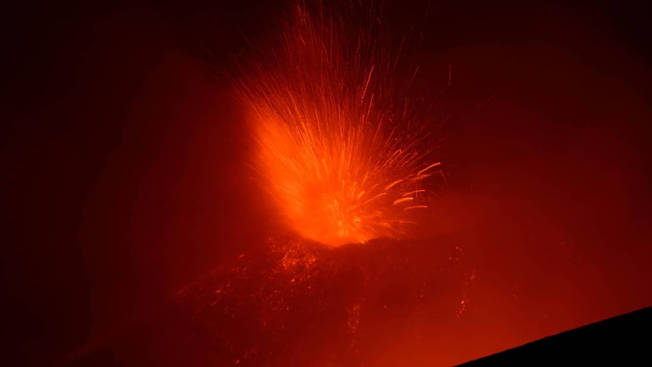 De vulkaan barst meerdere keren per jaar uit. 