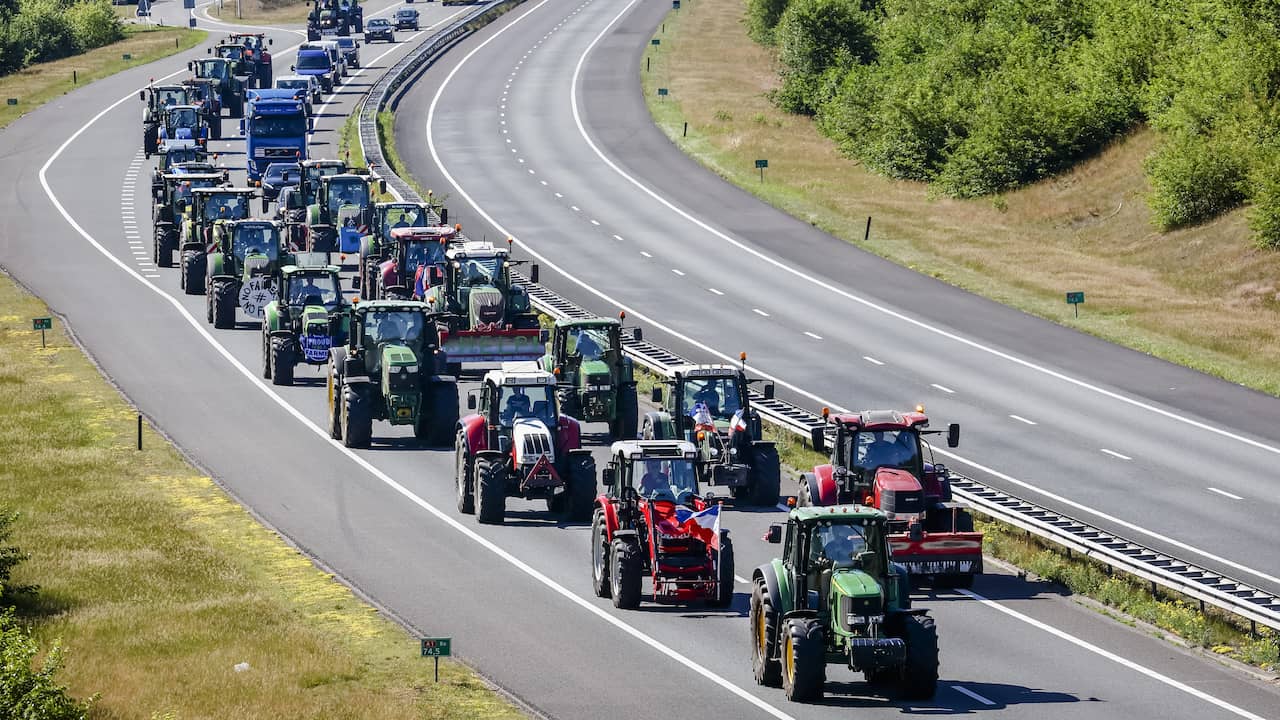 Op momenten bezetten de boeren beide rijbanen, waardoor ander verkeer ernstig gehinderd werd.