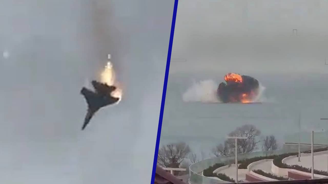 Beeld uit video: Russische Su-27-straaljager stort bij de Krim in zee