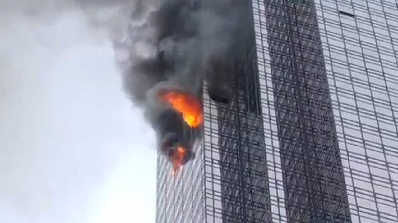 Vlammen slaan uit raam Trump Tower New York