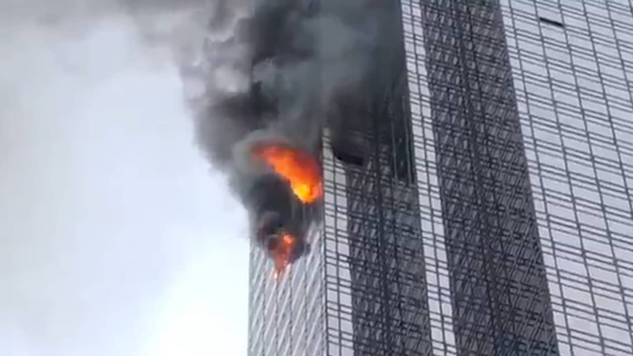 Beeld uit video: Vlammen slaan uit raam Trump Tower New York