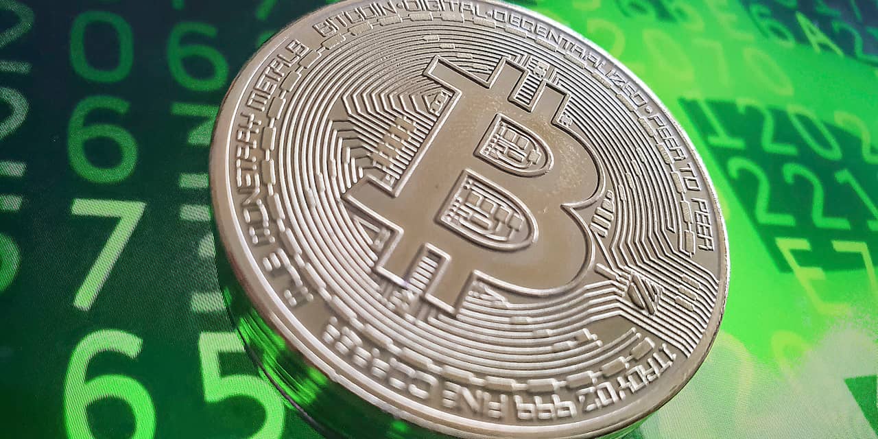 Bitcoin duikt weer omlaag: grootste waardedaling in een maand tijd