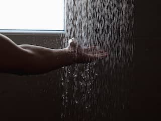 Plassen in douche en handwas uit regenton: zo bespaar je drinkwater