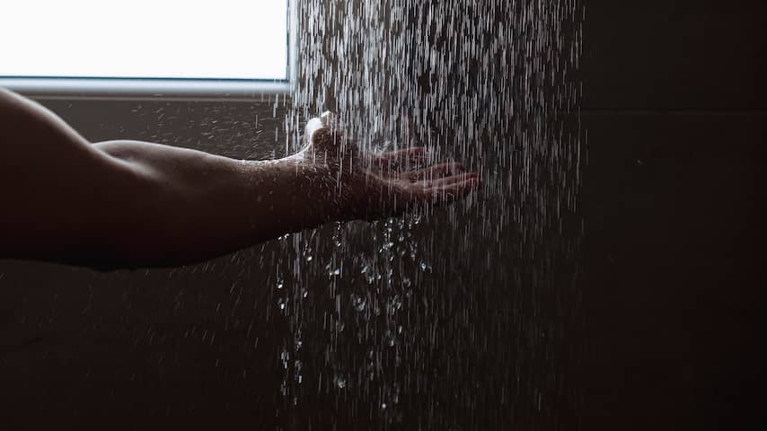 Plassen in douche en handwas uit regenton: zo bespaar je drinkwater