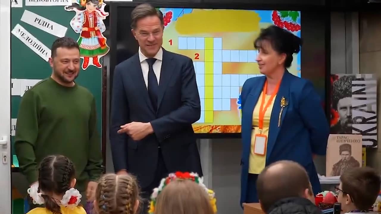 Beeld uit video: Rutte bezoekt ondergrondse school met Oekraïense president