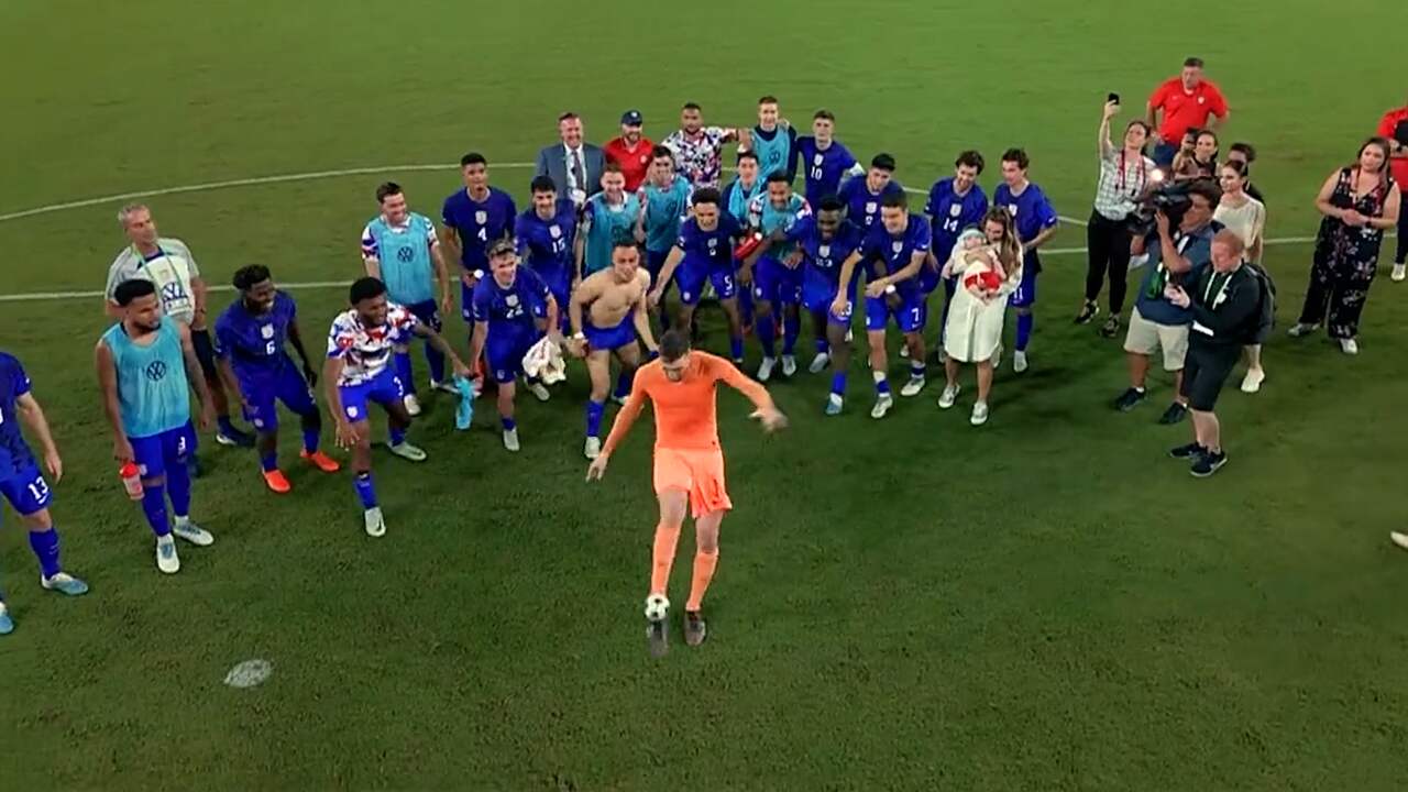Beeld uit video: Amerikaanse keeper onthult in stadion geslacht van aanstaande kind